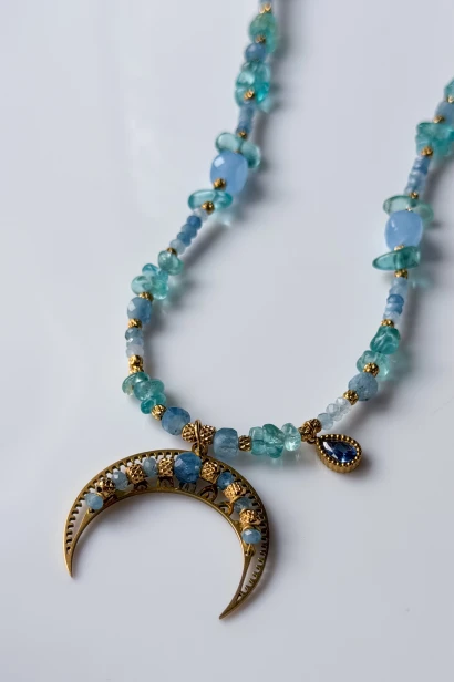 Naszyjnik unikat Lulobelia lunula obłędny błękit, złoty półksiężyc, apatyt, akwamaryn, handmade Polska