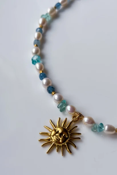 Detal naszyjnika Lulobelia, złote słońce, perły i błękitne kamienie, letnia biżuteria boho handmade Polska.jpeg
