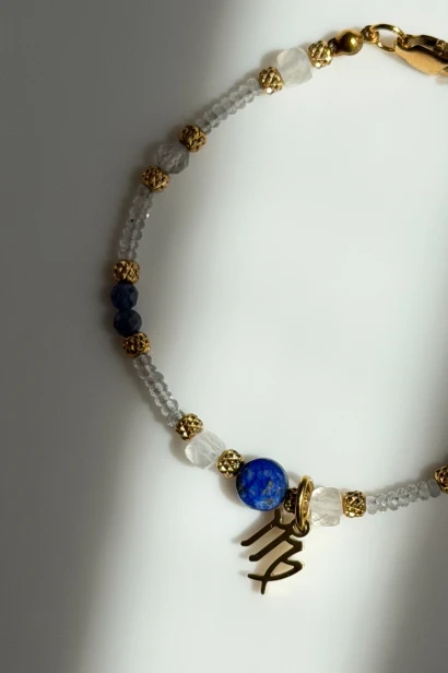 Bransoletka dla Panny Lulobelia, złoty symbol Panny, lapis lazuli i kamień księżycowy, biżuteria z kamieni naturalnych handmade Polska