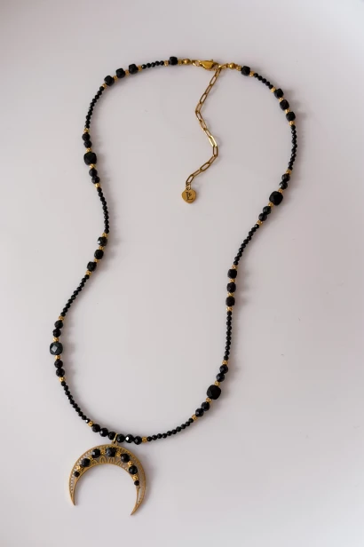 Naszyjnik amulet Lulobelia Lunula Ochrony, czarny turmalin, złota zawieszka księżyc, unikat, biżuteria symboliczna handmade Polska