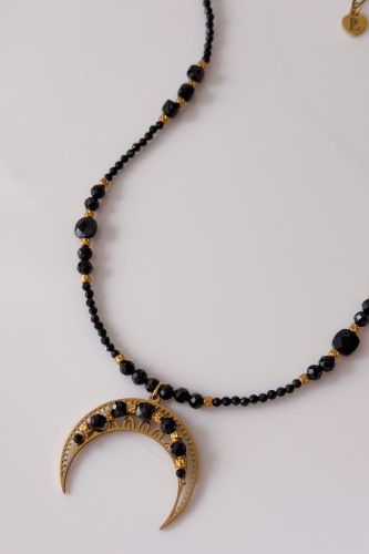 Złota lunula wypełniona czarnym turmalinem, naszyjnik amulet Lulobelia, kamienie naturalne, biżuteria autorska handmade Polska