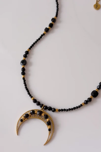 Złota lunula wypełniona czarnym turmalinem, naszyjnik amulet Lulobelia, kamienie naturalne, biżuteria autorska handmade Polska