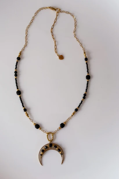 Naszyjnik amulet Lulobelia Lunula Ochrony, czarny turmalin, złota zawieszka księżyc, unikat, biżuteria symboliczna handmade Polska