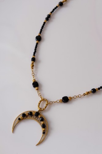 Złota lunula wypełniona czarnym turmalinem, naszyjnik amulet Lulobelia, kamienie naturalne, biżuteria autorska handmade Polska