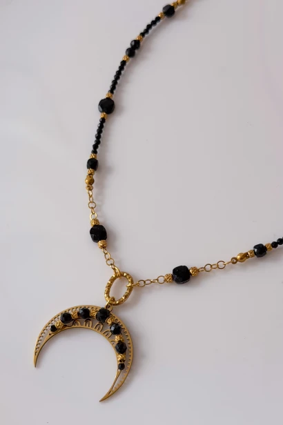 Złota lunula wypełniona czarnym turmalinem, naszyjnik amulet Lulobelia, kamienie naturalne, biżuteria autorska handmade Polska