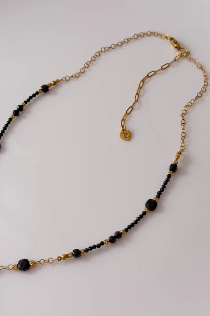 Naszyjnik amulet czarny turmalin Lulobelia, złote elementy, delikatna biżuteria symboliczna, unikat handmade Polska