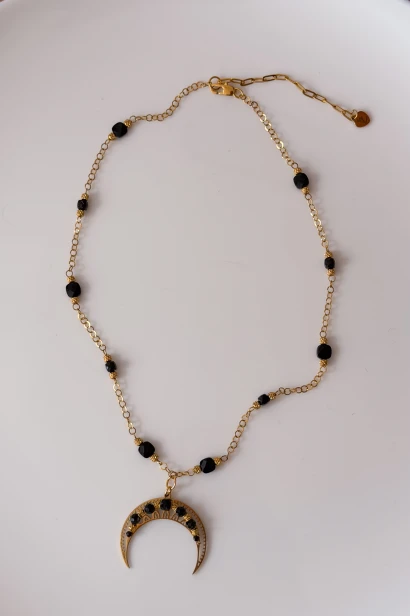Naszyjnik amulet Lulobelia Lunula Ochrony, czarny turmalin, złota zawieszka księżyc, unikat, biżuteria symboliczna handmade Polska