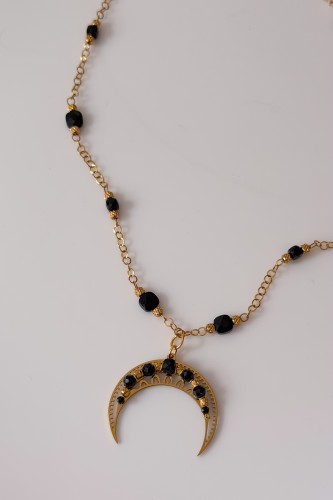 Złota lunula wypełniona czarnym turmalinem, naszyjnik amulet Lulobelia, kamienie naturalne, biżuteria autorska handmade Polska