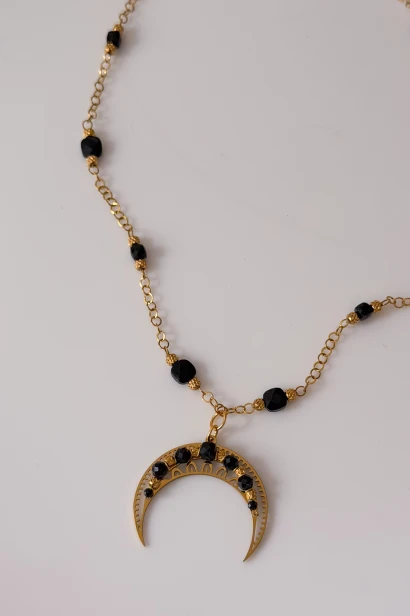 Złota lunula wypełniona czarnym turmalinem, naszyjnik amulet Lulobelia, kamienie naturalne, biżuteria autorska handmade Polska