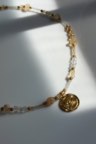 Złota moneta z okiem opatrzności na cytrynie, naszyjnik amulet Lulobelia, kamienie naturalne, biżuteria autorska handmade Polska