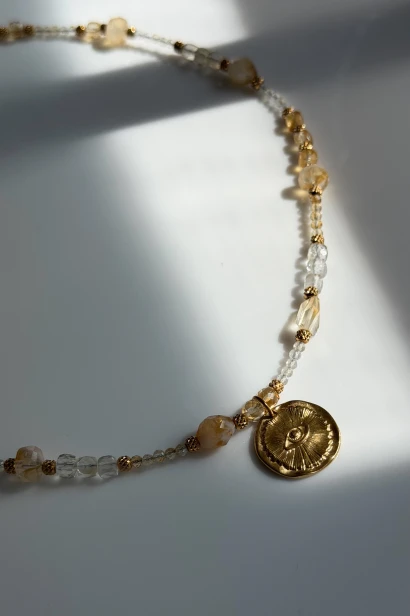 Złota moneta z okiem opatrzności na cytrynie, naszyjnik amulet Lulobelia, kamienie naturalne, biżuteria autorska handmade Polska
