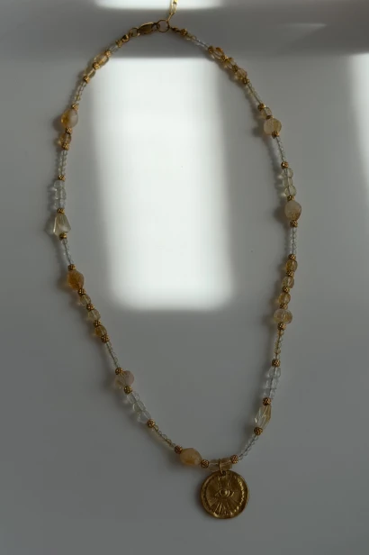 Naszyjnik z cytrynu Lulobelia, złota zawieszka moneta, amulet dobrobytu, unikat 1 z 1, biżuteria z kamieni naturalnych Polska
