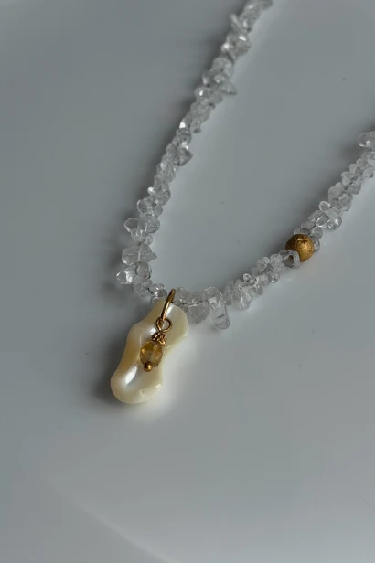 Naszyjnik amulet Lulobelia Amulet Wewnętrznej Pewności, kryształ górski, masa perłowa, cytryn, unikat, biżuteria symboliczna handmade Polska