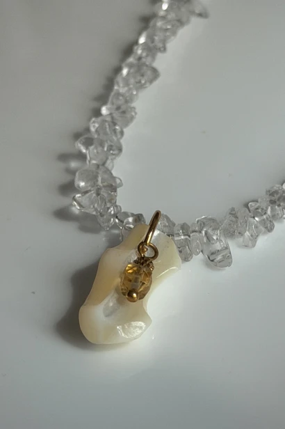 Perłowa zawieszka z cytrynem na krysztale górskim, naszyjnik amulet Lulobelia, unikat 1 z 1, biżuteria z kamieni naturalnych Polska