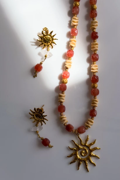 Komplet Lulobelia Pełen Ciepłego Słońca, naszyjnik i kolczyki, kamień słoneczny, masa perłowa, złote słońce, unikat, biżuteria symboliczna handmade Polska