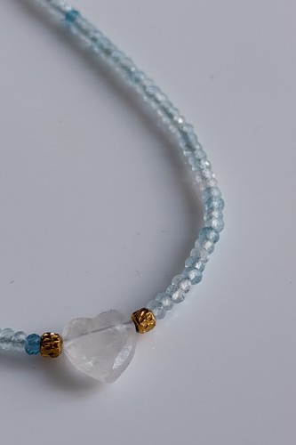Choker Lulobelia z akwamarynu z serduszkiem z kryształu górskiego, delikatna biżuteria symboliczna, handmade Polska