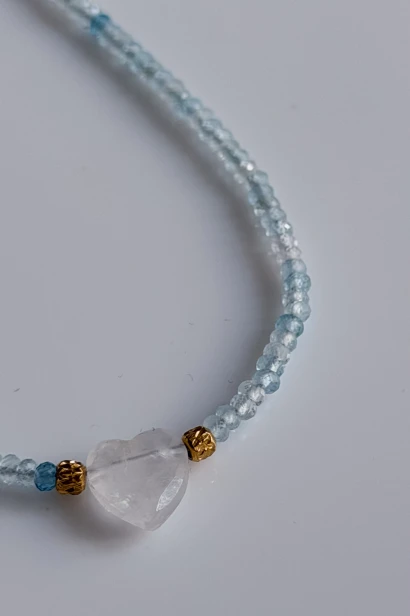 Choker Lulobelia z akwamarynu z serduszkiem z kryształu górskiego, delikatna biżuteria symboliczna, handmade Polska
